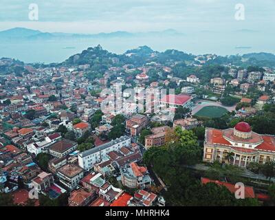 Xiamen, Xiamen, China. 3. Mai, 2018. Xiamen, China, 3. Mai 2018: Die Kulangsu, auch als Gulang Insel bekannt, ist eine Fußgänger-Insel vor der Küste von Xiamen, Provinz Fujian im Südosten Chinas. Als UNESCO-Weltkulturerbe, die Insel ist durch eine 5-minütige Fahrt mit der Fähre von downtown Xiamen erreicht. Obwohl nur etwa 20.000 Menschen leben auf der Insel Gulangyu ist einer der grössten Reiseziel, Gewinnung von mehr als 10 Millionen Besucher pro Jahr und ist damit einer von Chinas am meisten besuchten touristischen Attraktionen. gulangyu Island ist bekannt für seine Strände und verwinkelten Gassen und seine Stockfoto