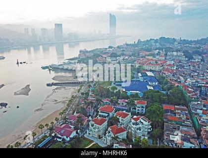 Xiamen, Xiamen, China. 3. Mai, 2018. Xiamen, China, 3. Mai 2018: Die Kulangsu, auch als Gulang Insel bekannt, ist eine Fußgänger-Insel vor der Küste von Xiamen, Provinz Fujian im Südosten Chinas. Als UNESCO-Weltkulturerbe, die Insel ist durch eine 5-minütige Fahrt mit der Fähre von downtown Xiamen erreicht. Obwohl nur etwa 20.000 Menschen leben auf der Insel Gulangyu ist einer der grössten Reiseziel, Gewinnung von mehr als 10 Millionen Besucher pro Jahr und ist damit einer von Chinas am meisten besuchten touristischen Attraktionen. gulangyu Island ist bekannt für seine Strände und verwinkelten Gassen und seine Stockfoto