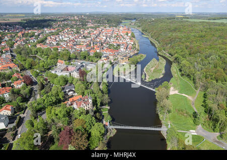 Grimma, Deutschland. 26 Apr, 2018. 26.04.2018 Sachsen, Grimma: Blick auf die kleine sächsische Stadt an der Mulde. Über 90 Prozent der 2,1 Kilometer lange Hochwasserschutz ist inzwischen abgeschlossen. Die Europäische Union und der Freistaat Sachsen haben über 60 Millionen Euro in eine der wichtigsten Hochwasserschutz in Sachsen Projekte investiert. Grimma war stark durch die Mulde Hochwasser in 2002 und 2013 verwüstet. Kredite: Jan Woitas/dpa-Zentralbild/ZB | Verwendung weltweit/dpa/Alamy leben Nachrichten Stockfoto