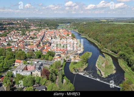 Grimma, Deutschland. 26 Apr, 2018. 26.04.2018 Sachsen, Grimma: Blick auf die kleine sächsische Stadt an der Mulde. Über 90 Prozent der 2,1 Kilometer lange Hochwasserschutz ist inzwischen abgeschlossen. Die Europäische Union und der Freistaat Sachsen haben über 60 Millionen Euro in eine der wichtigsten Hochwasserschutz in Sachsen Projekte investiert. Grimma war stark durch die Mulde Hochwasser in 2002 und 2013 verwüstet. Kredite: Jan Woitas/dpa-Zentralbild/ZB | Verwendung weltweit/dpa/Alamy leben Nachrichten Stockfoto