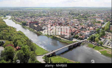 Grimma, Deutschland. 26 Apr, 2018. 26.04.2018 Sachsen, Grimma: Blick auf die kleine sächsische Stadt an der Mulde. Über 90 Prozent der 2,1 Kilometer lange Hochwasserschutz ist inzwischen abgeschlossen. Die Europäische Union und der Freistaat Sachsen haben über 60 Millionen Euro in eine der wichtigsten Hochwasserschutz in Sachsen Projekte investiert. Grimma war stark durch die Mulde Hochwasser in 2002 und 2013 verwüstet. Kredite: Jan Woitas/dpa-Zentralbild/ZB | Verwendung weltweit/dpa/Alamy leben Nachrichten Stockfoto