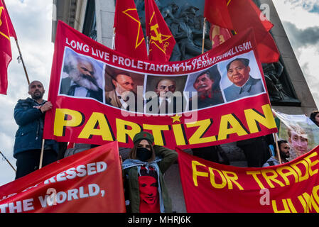 Mai 1, 2018, London, UK. 1. Mai 2018. Partizan halten weitere Banner zeigt Marx, Engels, Lenin, Stalin und Mao auf den Sockel auf dem Trafalgar Square an der Sammlung, darunter viele von Londons internationalen- und Migrantengruppen feiern Internationale Arbeiter Tag. Es waren die Reden von einer Reihe von Gewerkschaftern und Aktivisten und enthalten eine kurze Pause im Gedenken an Mehmet Aksoy, die in Syrien während des Filmens mit kurdischen Kämpfer getötet wurde und hatte für die Kurden im vorigen Ereignisse gesprochen. Am Ende der Kundgebung eine Rede von Brixton Ritzy Gewerkschafter Kelly Rogers victimized durch Pictu Stockfoto