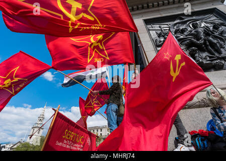 Mai 1, 2018, London, UK. 1. Mai 2018. Eine Kundgebung auf dem Trafalgar Square, darunter viele von Londons internationalen- und Migrantengruppen feiert Internationale Arbeiter Tag. Einige hielten Flaggen und Banner auf den Sockel der Nelson's Column, während andere die Reden von einer Reihe von Gewerkschaftern und Aktivisten zugehört und enthalten eine kurze Pause im Gedenken an Mehmet Aksoy, die in Syrien während des Filmens mit kurdischen Kämpfer getötet wurde und hatte für die Kurden im vorigen Ereignisse gesprochen. Am Ende der Kundgebung eine Rede von Brixton Ritzy Gewerkschafter Kelly Rogers von Picturehouse victimized Ein Stockfoto