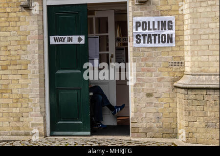 Brentwood, Essex 3. Mai 2018, die Beine eines Polling Agent im Wahllokal Brentwood an der Kathedrale als parat der Englischen Kommunalwahlen Credit Ian Davidson/Alamy leben Nachrichten Stockfoto