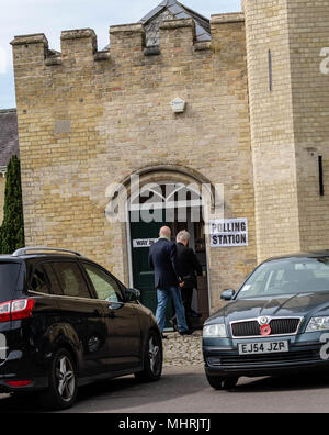 Brentwood, Essex 3. Mai 2018, Wähler geben Sie die pollling station Brentwood an der Kathedrale, Brentwood, Esssex als Teil der Englischen lokalen Wahlsieges Credit Ian Davidson/Alamy leben Nachrichten Stockfoto