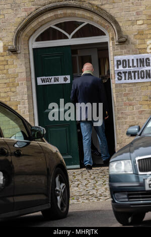 Brentwood Essex 3. Mai 2018 eine voooter betritt das Wahllokal Brentwood an der Kathedrale währenddessen der Englischen Kommunalwahlen Credit Ian Davidson/Alamy leben Nachrichten Stockfoto