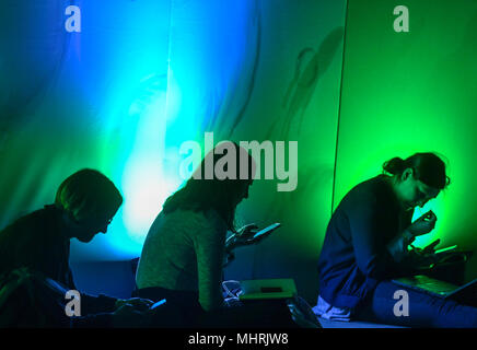 03. Mai 2018, Deutschland, Berlin: Besucher mit Smartphones und Laptops auf der re:publica Die digitale Kultur Konferenz. Foto: Jens Kalaene/dpa Stockfoto