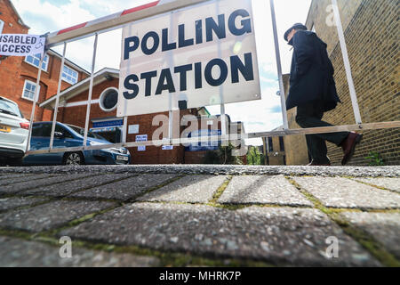 Wimbledon London UK. 3. Mai 2018. Die Wahllokale öffnen in Wimbledon als Wähler an die Urnen zu wählen Räte über London Boroughs und warfen ihre Stimmzettel in 156 Bereichen über dem Land heute, Stadträten und Bürgermeistern zu wählen. Stockfoto