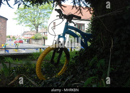 Doncaster, UK, 3. Mai, 2018. Ein blau und gelb Bike in Hatfield Kirche. Hannah Hallen/Alamy leben Nachrichten Stockfoto