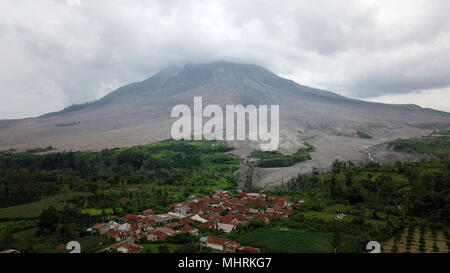 Nord-sumatra. 3. Mai, 2018. Foto am 3. Mai genommen, 2018 zeigt ein leeres Dorf innerhalb von drei Kilometer Umkreis des ausbrechenden Mount Sinabung in Karo, Nord Sumatra, Indonesien. Mount Sinabung ist unter den 129 aktive Vulkane in Indonesien. Credit: jefri Tarigan/Xinhua/Alamy leben Nachrichten Stockfoto