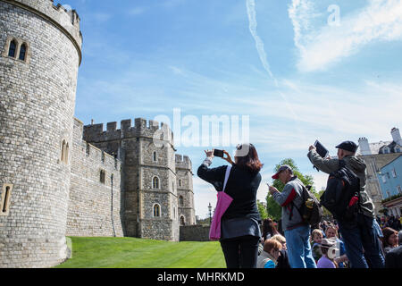 Windsor, Großbritannien. 3. Mai, 2018. Touristen nehmen Bilder von Schloss Windsor. Credit: Mark Kerrison/Alamy leben Nachrichten Stockfoto
