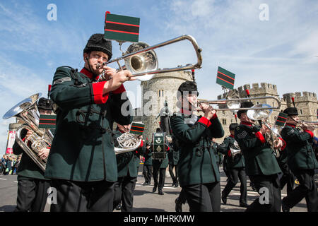 Windsor, Großbritannien. 3. Mai, 2018. Die Wachwechsel Zeremonie durch die Gewehre von der Band und signalhörner der Gewehre begleitet. Credit: Mark Kerrison/Alamy leben Nachrichten Stockfoto