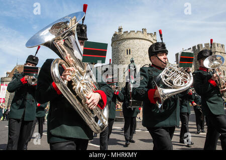 Windsor, Großbritannien. 3. Mai, 2018. Die Wachwechsel Zeremonie durch die Gewehre von der Band und signalhörner der Gewehre begleitet. Credit: Mark Kerrison/Alamy leben Nachrichten Stockfoto