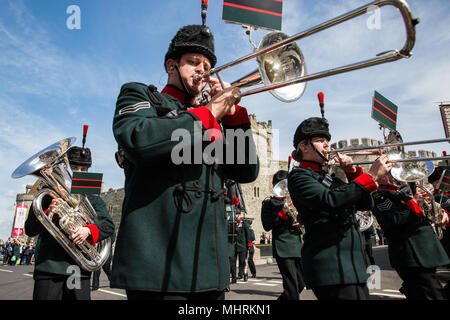 Windsor, Großbritannien. 3. Mai, 2018. Die Wachwechsel Zeremonie durch die Gewehre von der Band und signalhörner der Gewehre begleitet. Credit: Mark Kerrison/Alamy leben Nachrichten Stockfoto