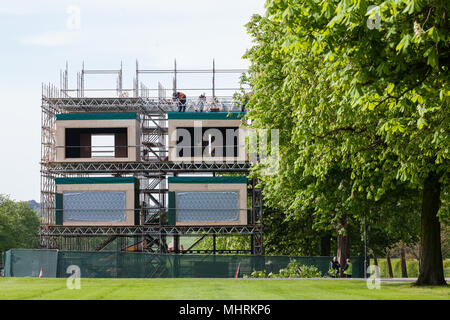 Windsor, Großbritannien. 3. Mai, 2018. Die Vorbereitungen für die Hochzeit von Prinz Harry und Meghan Markle sind gut im Windsor Great Park unterwegs mit der Installation einer großen Gantry an die Stelle, an der die Hochzeitsprozession die langen Spaziergang zum Schloss Windsor zurückzukehren. Credit: Mark Kerrison/Alamy leben Nachrichten Stockfoto