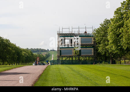 Windsor, Großbritannien. 3. Mai, 2018. Die Vorbereitungen für die Hochzeit von Prinz Harry und Meghan Markle sind gut im Windsor Great Park unterwegs mit der Installation einer großen Gantry an die Stelle, an der die Hochzeitsprozession die langen Spaziergang zum Schloss Windsor zurückzukehren. Credit: Mark Kerrison/Alamy leben Nachrichten Stockfoto