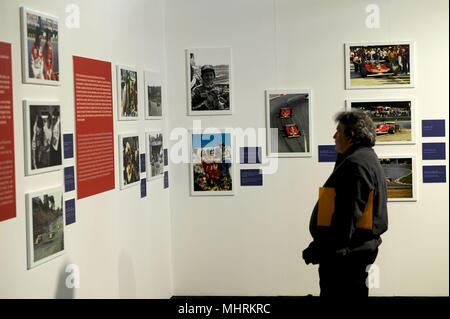 MUSEUM DER AUTORROME MONZA ENI STROMKREIS VORSCHAU AUF DIE AUSSTELLUNG Gilles Villeneuve. Der Mythos, dass NICHT stirbt. Fotografen ERCOLE COLOMBO (gianpietro Malosio, MONZA - 2018-05-03) ps das Foto verwendet werden können, wobei der Kontext, in dem es aufgenommen wurde, und ohne die diffamierende Absicht der Dekoration der Menschen vertreten Stockfoto