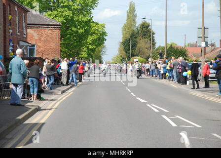 Doncaster, UK, 3. Mai, 2018. Menschenmassen entlang der Station Road in Hatfield. Hannah Hallen/Alamy leben Nachrichten Stockfoto