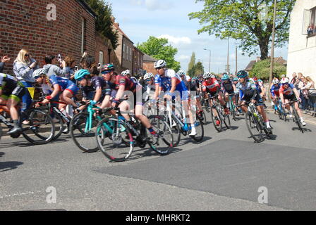 Doncaster, UK, 3. Mai, 2018. Radfahrer im Rennen der Frauen über Hatfield. Hannah Hallen/Alamy leben Nachrichten Stockfoto