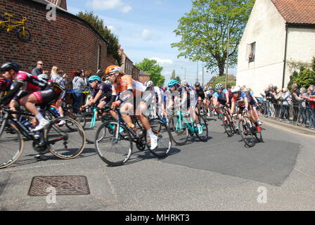 Doncaster, UK, 3. Mai, 2018. Radfahrer im Rennen der Frauen über Hatfield. Hannah Hallen/Alamy leben Nachrichten Stockfoto