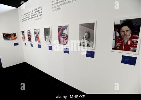 MUSEUM DER AUTORROME MONZA ENI STROMKREIS VORSCHAU AUF DIE AUSSTELLUNG Gilles Villeneuve. Der Mythos, dass NICHT stirbt. Fotografen ERCOLE COLOMBO (gianpietro Malosio, MONZA - 2018-05-03) ps das Foto verwendet werden können, wobei der Kontext, in dem es aufgenommen wurde, und ohne die diffamierende Absicht der Dekoration der Menschen vertreten Stockfoto