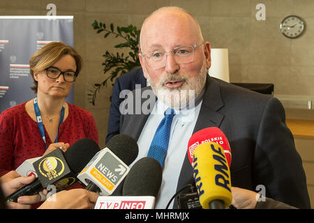 Brüssel, Bxl, Belgien. 3. Mai, 2018. Frans Timmermans, Erster stellvertretender Präsident der Europäischen Kommission für eine bessere Rechtsetzung, inter-institutionelle Beziehungen, die Rechtsstaatlichkeit und die Charta der Grundrechte nach einem Treffen mit dem polnischen Minister auf Rechtsstaatlichkeit in Brüssel, Belgien am 03.05.2018 von Wiktor Dabkowski Credit: Wiktor Dabkowski/ZUMA Draht/Alamy leben Nachrichten Stockfoto