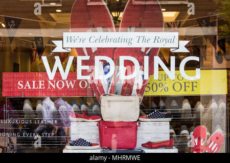 Windsor, Großbritannien. 3. Mai, 2018. Viele Geschäfte in Windsor Innenstadt anzeigen Royal Souvenirs im Vorfeld der Hochzeit von Prinz Harry und Meghan Markle. Credit: Mark Kerrison/Alamy leben Nachrichten Stockfoto