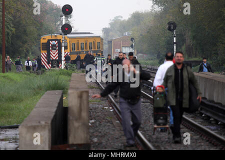 Buenos Aires, Buenos Aires, Argentinien. 3. Mai, 2018. Eine Bildung der Urquiza Zug entgleist, 300 Meter vom Erreichen des Martin Coronado entfernt. Der Zug wurde evakuiert und es gab keine Opfer. Der Service wird unterbrochen. Credit: Claudio Santisteban/ZUMA Draht/Alamy leben Nachrichten Stockfoto