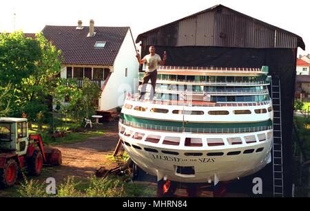 Der Franzose Francois Gmbh stellt am 15.9.1997 in Mosbach in der Nähe von Saarbrucken auf der Rückseite seines Modells afterbuild der 'Majestät der Meere". Die lothringischen Bergmann hat das zweitgrößte Passagierschiff der Welt in seinem Garten gebaut im Maßstab 1:8. Wenn die 90-t-Modell ist auf seiner Jungfernfahrt im Jahr 2000 ins Leben gerufen, die 48-jährige Traum, am Steuer des echten 'mAjestät der Meere" wahr, "im Kleinen". Die "Kapitan' dann will mit seinem Hausboot an Saar und Mosel zu segeln. | Verwendung weltweit Stockfoto