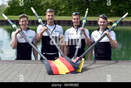 03. Mai 2018, Dortmund, Deutschland: Felix Brummel (L-R), René Schmela, Paul Schröter und Laurits Follert stand auf der offiziellen Präsentation der rudernde Mannschaft Germany-Achter am Dortmund-Ems-Kanal. Foto: Caroline Seidel/dpa Stockfoto