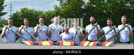 03. Mai 2018, Dortmund, Deutschland: Die steuermänner Martin Sauer (m), Hannes Ocik (L-R), Richard Schmidt, Malte Jakschik, Jakob Schneider, Torben Johannesen, Maximilian Planer, Felix Wimberger und Johannes Weißenfeld stand auf der offiziellen Präsentation der rudernde Mannschaft Germany-Achter am Dortmund-Ems-Kanal. Foto: Caroline Seidel/dpa Stockfoto