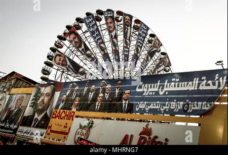 Beirut, Libanon. 03 Mai, 2018. Ein Riesenrad auf Beiruts Luna Park, trägt Wahlkampf Plakate von libanesischen Kandidaten für das Parlament, in Beirut, Libanon, 03. Mai 2018. Libanon rüstet sich für die Parlamentswahlen am 06.Mai, die erste unter ein neues Wahlgesetz, die weitere Darstellung zielt darauf ab, gehalten zu werden. Credit: Marwan Naamani/dpa/Alamy leben Nachrichten Stockfoto