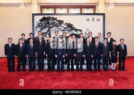 (180503) - Peking, 3. Mai 2018 (Xinhua) - Li Zhanshu, Vorsitzender des Ständigen Ausschusses des Nationalen Volkskongresses (NPC), posiert für ein Gruppenfoto mit der Delegation der Japan-China Freundschaft Parlamentarier Union geführt von Hayashi Yoshimasa, in Peking, der Hauptstadt von China, 3. Mai 2018. (Xinhua / Pang Xinglei) (zkr) Stockfoto