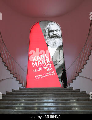 (180503) - Trier, Mai 3, 2018 (Xinhua) - ein Journalist nimmt Videos in der Ausstellung "Karl Marx 1818-1883. Leben. Arbeiten. Zeit." im Rheinischen Landesmuseum Trier in Trier, Deutschland, am 3. Mai 2018. Landesausstellung "Karl Marx 1818-1883. Leben. Arbeiten. Zeit." dauert vom 5. Mai bis Okt. 21 im Rheinischen Landesmuseum Trier und dem Stadtmuseum Simeonstift Trier. (Xinhua / Shan Yuqi) (Lrz) Stockfoto