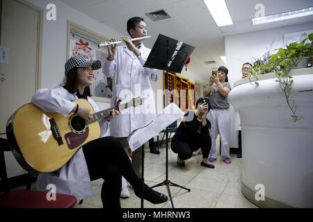 (180503) - Peking, Mai 3, 2018 (Xinhua) - die Mitglieder der 'Xieyun' Orchestra in einer Gemeinde von Peking Union Medical College Hospital (PUMCH) in Peking, der Hauptstadt von China, 23. April 2018. 2015, PUMCH Ärzte und Peking Union Medical College Studenten gestartet Die "Xieyun' Orchester. Jeden Monat, Mitglieder von 'Xieyun' würde freiwillig ein oder zwei musikalische Darbietungen für Patienten, ihre Familien und andere medizinische Arbeiter. Das Orchester wurde weitgehend von seinem Publikum für seine Leistungen und Anliegen der Mitglieder und die Liebe zu den Patienten geschätzt. (Xinhua / Zhang Leonora Vllasaliu) (lb) (ZT) Stockfoto