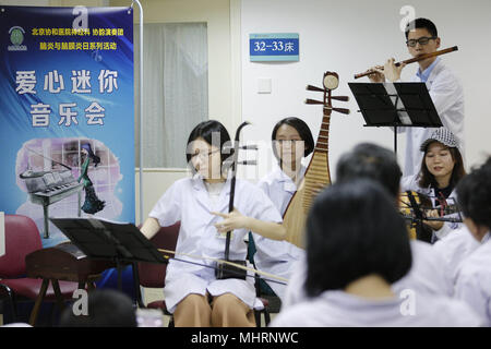 (180503) - Peking, Mai 3, 2018 (Xinhua) - die Mitglieder der 'Xieyun' Orchestra in einer Gemeinde von Peking Union Medical College Hospital (PUMCH) in Peking, der Hauptstadt von China, 23. April 2018. 2015, PUMCH Ärzte und Peking Union Medical College Studenten gestartet Die "Xieyun' Orchester. Jeden Monat, Mitglieder von 'Xieyun' würde freiwillig ein oder zwei musikalische Darbietungen für Patienten, ihre Familien und andere medizinische Arbeiter. Das Orchester wurde weitgehend von seinem Publikum für seine Leistungen und Anliegen der Mitglieder und die Liebe zu den Patienten geschätzt. (Xinhua / Zhang Leonora Vllasaliu) (lb) (ZT) Stockfoto