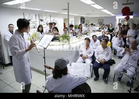 (180503) - Peking, 3. Mai 2018 (Xinhua) - Mitglieder des 'Xieyun' Orchestra in einer Gemeinde von Peking Union Medical College Hospital (PUMCH) in Peking, der Hauptstadt von China, 23. April 2018. 2015, PUMCH Ärzte und Peking Union Medical College Studenten gestartet Die "Xieyun' Orchester. Jeden Monat, Mitglieder von 'Xieyun' würde freiwillig ein oder zwei musikalische Darbietungen für Patienten, ihre Familien und andere medizinische Arbeiter. Das Orchester wurde weitgehend von seinem Publikum für seine Leistungen und Anliegen der Mitglieder und die Liebe zu den Patienten geschätzt. (Xinhua / Zhang Leonora Vllasaliu) (lb) (ZT) Stockfoto