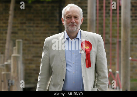 London, Großbritannien. 3. Mai, 2018. Britische Labour Party leader Jeremy Corbyn kommt in einem Wahllokal in der Kommunalwahlen in London, Großbritannien am 3. Mai 2018. Millionen von Menschen in den Städten und Gemeinden in ganz England stimmten am Donnerstag in was als Lackmustest für die großen politischen Parteien gesehen wird. Quelle: Tim Irland/Xinhua/Alamy leben Nachrichten Stockfoto