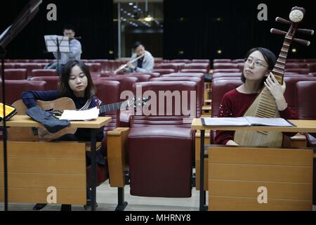 (180503) - Peking, Mai 3, 2018 (Xinhua) - die Mitglieder der 'Xieyun' Orchester nehmen Sie an einer Probe in Peking Union Medical College (PUMC) in Peking, der Hauptstadt von China, 13. April 2018. 2015 in Peking Union Medical College Hospital Ärzte und pumc Studenten gestartet Die "Xieyun' Orchester. Jeden Monat, Mitglieder von 'Xieyun' würde freiwillig ein oder zwei musikalische Darbietungen für Patienten, ihre Familien und andere medizinische Arbeiter. Das Orchester wurde weitgehend von seinem Publikum für seine Leistungen und Anliegen der Mitglieder und die Liebe zu den Patienten geschätzt. (Xinhua / Zhang Leonora Vllasaliu) (lb) (ZT) Stockfoto