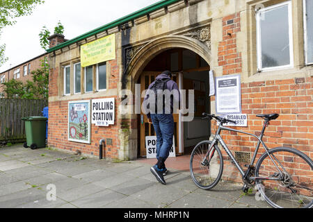 Forest Hill, London, 3. Mai 2018. Menschen besuchen einen örtlichen Wahllokal ihre Stimme bei den Kommunalwahlen 2018 in South East London zu werfen. Stockfoto