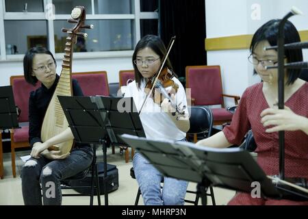 (180503) - Peking, Mai 3, 2018 (Xinhua) - Medical Student er Yumiao (C) und den Kolleginnen und Kollegen der "Xieyun' Orchester nehmen Sie an einer Probe in Peking Union Medical College (PUMC) in Peking, der Hauptstadt von China, 2. Mai 2018. 2015 in Peking Union Medical College Hospital Ärzte und pumc Studenten gestartet Die "Xieyun' Orchester. Jeden Monat, Mitglieder von 'Xieyun' würde freiwillig ein oder zwei musikalische Darbietungen für Patienten, ihre Familien und andere medizinische Arbeiter. Das Orchester wurde weitgehend von seinem Publikum für seine Leistungen und Anliegen der Mitglieder und die Liebe zu den Patienten geschätzt. Stockfoto