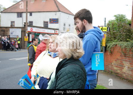 Doncaster, UK, 3. Mai, 2018. Zuschauer zusehen, wie die Karawane an. Hannah Hallen/Alamy leben Nachrichten Stockfoto