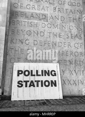 Manchester Central Library, UK. 3. Mai, 2018. Polling Zeichen vor Stein Inschrift am Eingang der Manchester Central Library Credit: Chris Billington/Alamy leben Nachrichten Stockfoto