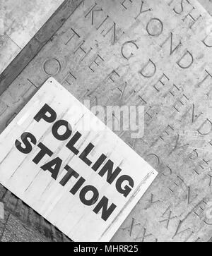 Manchester Central Library, UK. 3. Mai, 2018. Polling Zeichen vor Stein Inschrift am Eingang der Manchester Central Library Credit: Chris Billington/Alamy leben Nachrichten Stockfoto