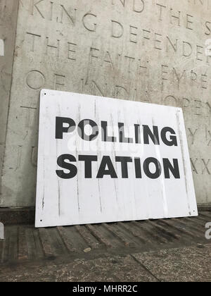 Manchester Central Library, UK. 3. Mai, 2018. Polling Zeichen vor Stein Inschrift am Eingang der Manchester Central Library Credit: Chris Billington/Alamy leben Nachrichten Stockfoto