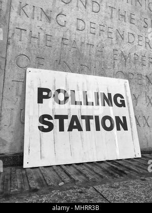 Manchester Central Library, UK. 3. Mai, 2018. Polling Zeichen vor Stein Inschrift am Eingang der Manchester Central Library Credit: Chris Billington/Alamy leben Nachrichten Stockfoto