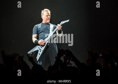 Norwegen, Oslo - Mai 2, 2018. Die amerikanische Heavy Metal Band Metallica führt live Konzerte in der Telenor Arena in Oslo. Hier der Sänger und Gitarrist James Hetfield ist live auf der Bühne gesehen. (Foto: Gonzales Foto - Terje Dokken). Stockfoto