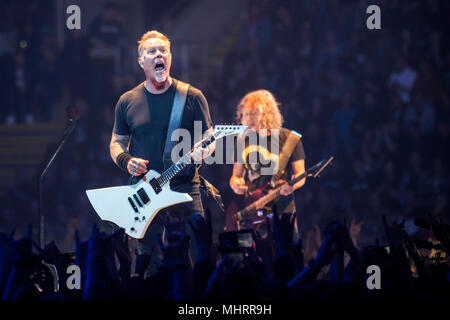 Norwegen, Oslo - Mai 2, 2018. Die amerikanische Heavy Metal Band Metallica führt live Konzerte in der Telenor Arena in Oslo. Hier der Sänger und Gitarrist James Hetfield ist live auf der Bühne gesehen. (Foto: Gonzales Foto - Terje Dokken). Stockfoto