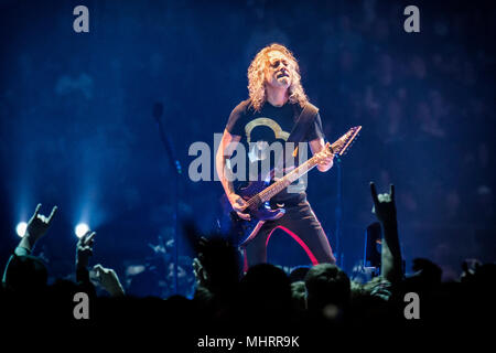 Norwegen, Oslo - Mai 2, 2018. Die amerikanische Heavy Metal Band Metallica führt live Konzerte in der Telenor Arena in Oslo. Hier Gitarrist Kirk Hammett wird gesehen, live auf der Bühne. (Foto: Gonzales Foto - Terje Dokken). Stockfoto