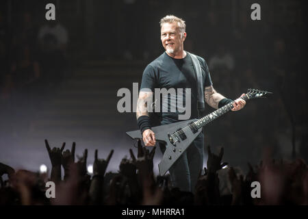 Norwegen, Oslo - Mai 2, 2018. Die amerikanische Heavy Metal Band Metallica führt live Konzerte in der Telenor Arena in Oslo. Hier der Sänger und Gitarrist James Hetfield ist live auf der Bühne gesehen. (Foto: Gonzales Foto - Terje Dokken). Stockfoto